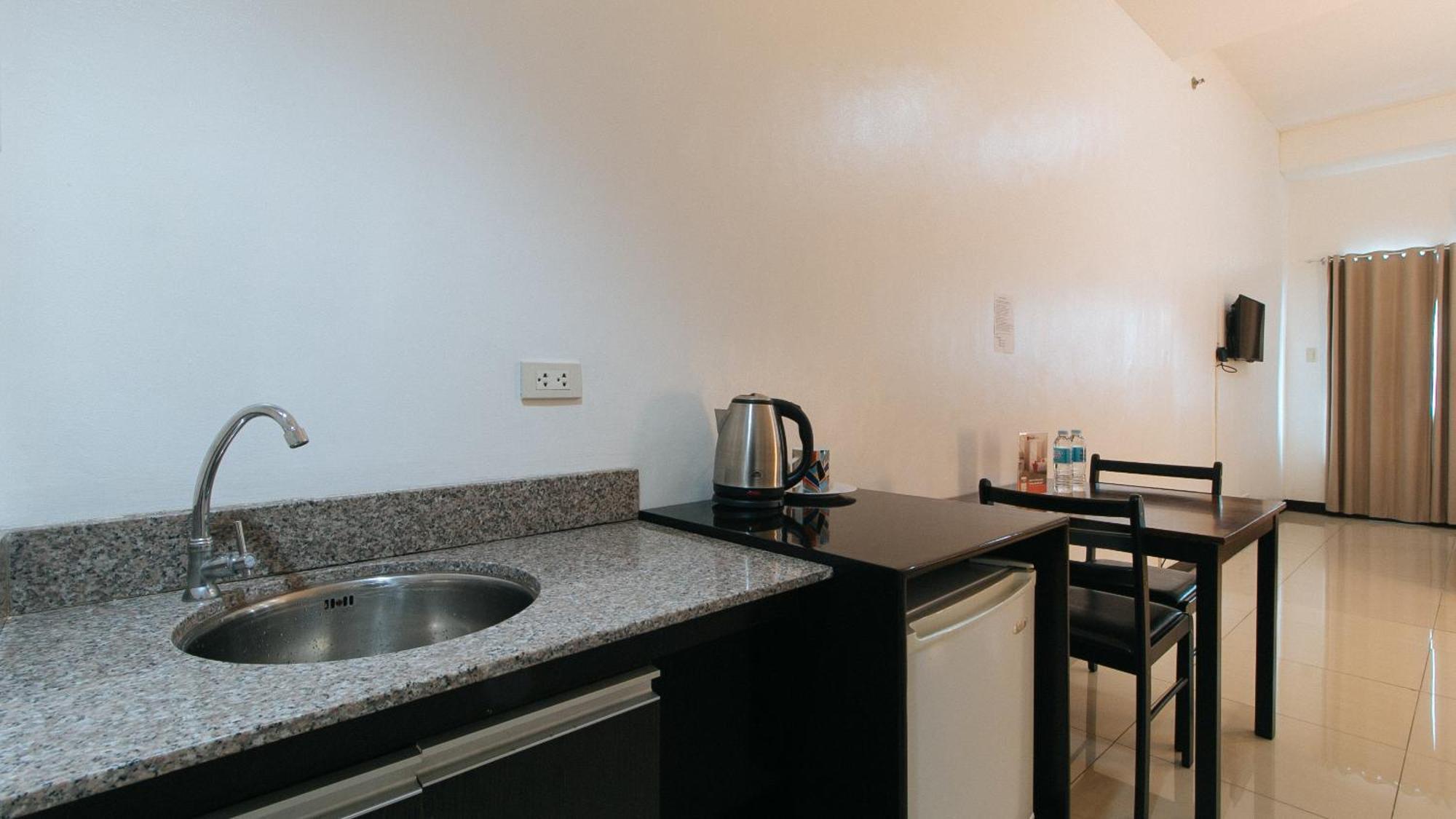 RedDoorz Plus at Banawe Quezon City Zewnętrze zdjęcie